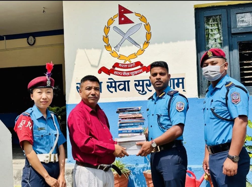 हिरासतमा रहेका थुनुवाहरुलाइ किताब पढ्न लगाउँदै इप्रका लेटाङ, पुस्तक सहयोगको लागि अपिल