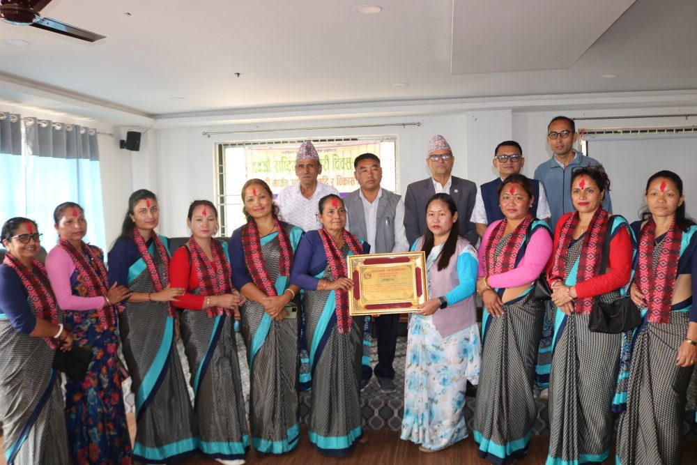 केराबारी  गाउँपालिकाद्वारा उत्कृष्ट  दुइ सहकारीहरू सम्मानित