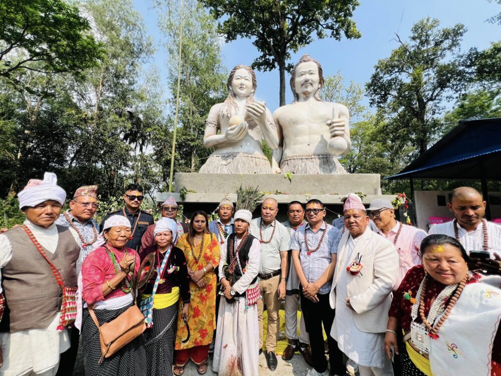 केराबारीमा साकेला सिलीसहित सुन्निमा पारुहाङको सालिक अनावरण